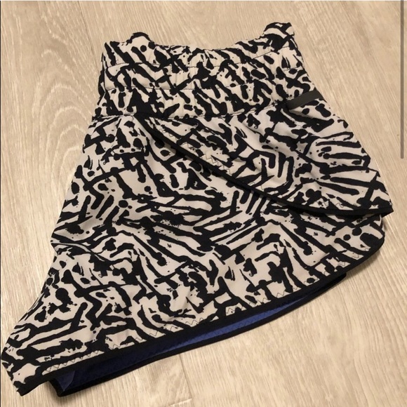 Lululemon reversible shorts - Picture 2 of 5